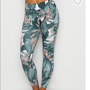 Onzie high basic Capri tropical camo